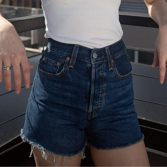 Levi’s Ribcage Shorts - Picture 2 of 6